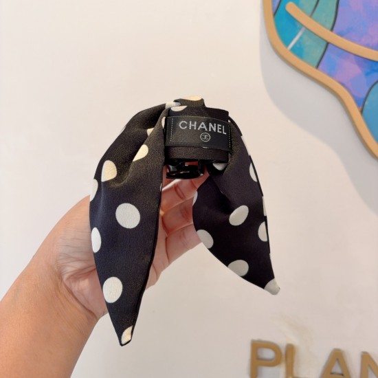 Packaged with p55CHANEL (Chanel) New Silk Polka Dot Clip Duckbill Clip Hairpin, Classic Letter Logo, It’s awesome to change the picture!Dealing for counter Packaged with p55CHANEL (Chanel) New Silk Polka Dot Clip Duckbill Clip Hairpin, Classic Letter Logo, It’s awesome to change the picture!Dealing for counter
