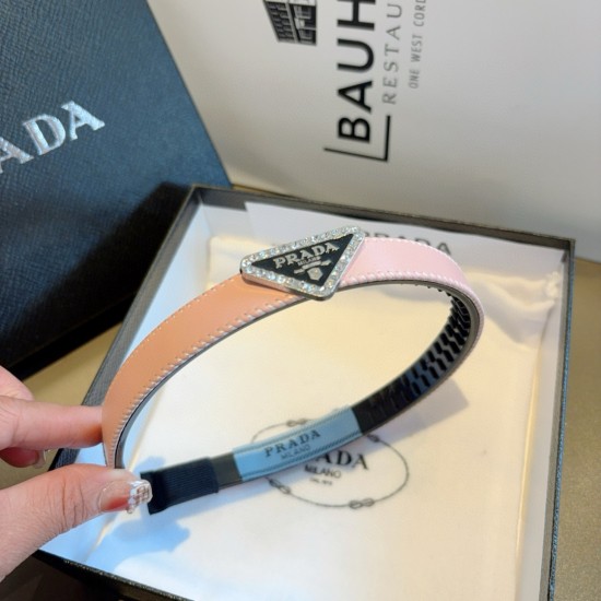 Packed with p55PRADA (Prada) new trendy headband.A must-have item for goddesses of temperament.Very versatile and fashionable, wear it with a lot of height. Packed with p55PRADA (Prada) new trendy headband.A must-have item for goddesses of temperament.Very versatile and fashionable, wear it with a lot of height.