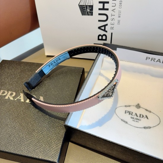Packed with p55PRADA (Prada) new trendy headband.A must-have item for goddesses of temperament.Very versatile and fashionable, wear it with a lot of height. Packed with p55PRADA (Prada) new trendy headband.A must-have item for goddesses of temperament.Very versatile and fashionable, wear it with a lot of height.