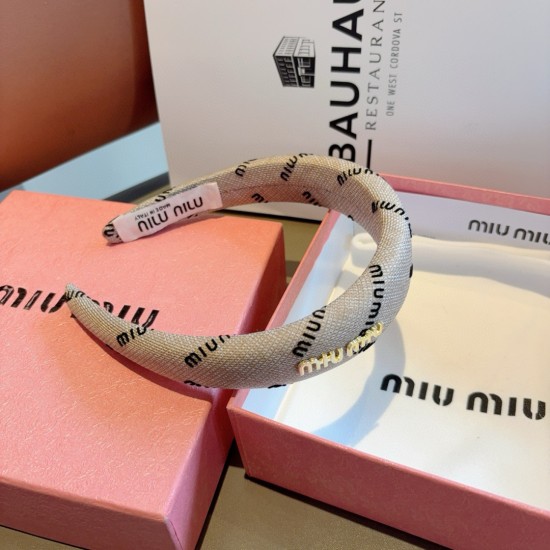 With packaging p55miumiu Miu latest custom headband, all the details are taken in real photos!Special fabrics are very textured, classic and timeless With packaging p55miumiu Miu latest custom headband, all the details are taken in real photos!Special fabrics are very textured, classic and timeless