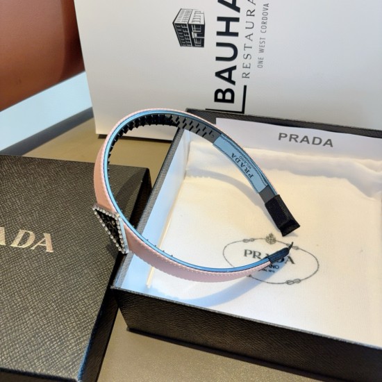 Packed with p55PRADA (Prada) new trendy headband.A must-have item for goddesses of temperament.Very versatile and fashionable, wear it with a lot of height. Packed with p55PRADA (Prada) new trendy headband.A must-have item for goddesses of temperament.Very versatile and fashionable, wear it with a lot of height.