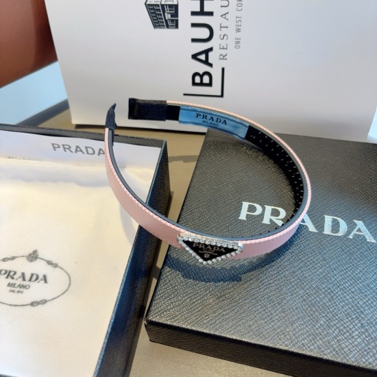 Packed with p55PRADA (Prada) new trendy headband.A must-have item for goddesses of temperament.Very versatile and fashionable, wear it with a lot of height. Packed with p55PRADA (Prada) new trendy headband.A must-have item for goddesses of temperament.Very versatile and fashionable, wear it with a lot of height.