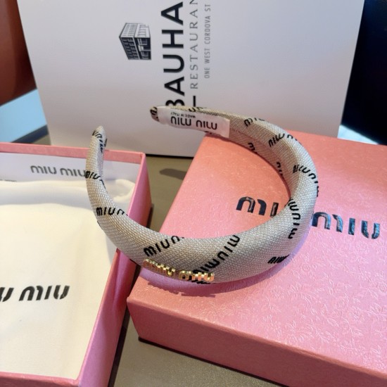 With packaging p55miumiu Miu latest custom headband, all the details are taken in real photos!Special fabrics are very textured, classic and timeless With packaging p55miumiu Miu latest custom headband, all the details are taken in real photos!Special fabrics are very textured, classic and timeless