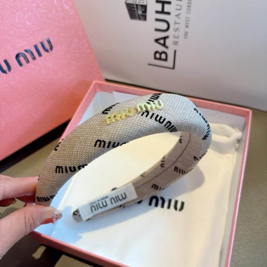 With packaging p55miumiu Miu latest custom headband, all the details are taken in real photos!Special fabrics are very textured, classic and timeless With packaging p55miumiu Miu latest custom headband, all the details are taken in real photos!Special fabrics are very textured, classic and timeless