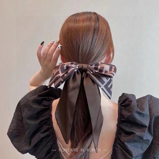 Packaged with p55FENDI (Fendi) Original single imported intestine ring, classic double-layer bow ribbon, hair ring, counter quality, retro classic style, high-end and elegant, and famous style! Packaged with p55FENDI (Fendi) Original single imported intestine ring, classic double-layer bow ribbon, hair ring, counter quality, retro classic style, high-end and elegant, and famous style!