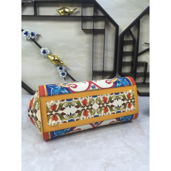 480 [Dolce Gabbana] The same crossbody bag as a celebrity, crossbody, mirror, overseas purchasing special products, fashionable and aura, brand new bag style, any combination can be as long as there is a fashionable heart, you can keep it clearly, when an
