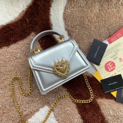 530 [Dolce Gabbana] Chain hand-held crossbody bag model number: 6613 original list ➰Delicious handmade Imported cowhide leather with original hardware bag body with pure handmade oil on top of the top of many celebrities' favorites. Crossbody can be purch