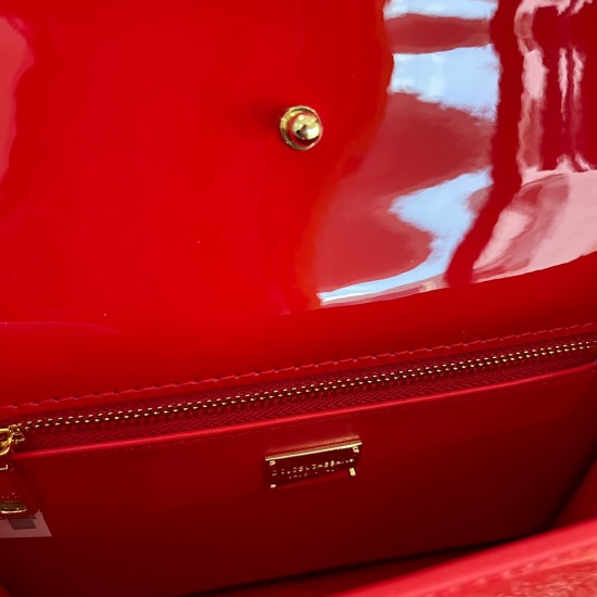 530 [Dolce Gabbana] Model number: 5515 Patent leather top original sheet ➰Delicious handmade, imported cowhide bag body with pure handmade oil edges on top, embellished with standing effect quilted DG log Fashion trend, favorite of many celebrities, cross