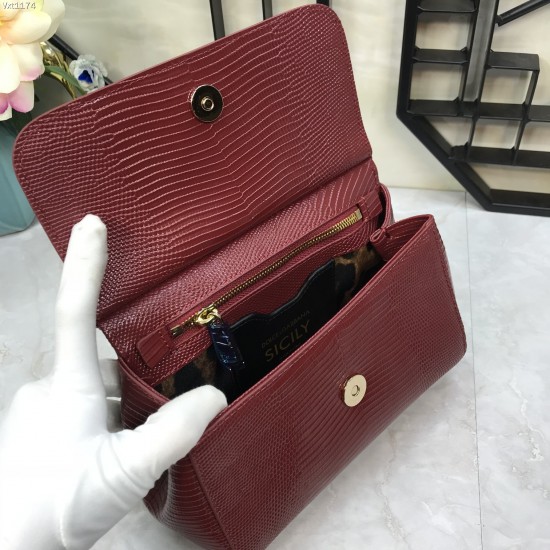 470 Small [Dolce Gabbana] Colorful Diamond Lizard Pattern Crossbody Bag Original Single Perfect Bag Shape Imported Top-Level Lizard Pattern Cowhide, Customized Vacuum High Electroplating Hardware All-match Bag Shape Hand-Off Crossbody is suitable for any 
