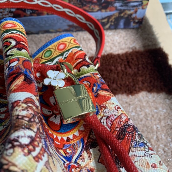 510 [Dolce Gabbana] Classic bucket bag, crossbody, special products for overseas purchasing, new bag style and aura, any combination can be used as long as there is a fashionable heart, you can keep it clearly when and where DG will always show you infini