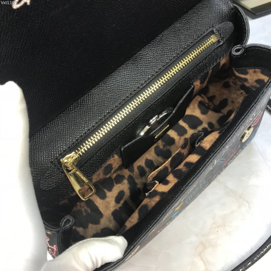 480 [Dolce Gabbana] The same crossbody bag as a celebrity, crossbody, mirror, overseas purchasing special products, fashionable and aura, brand new bag style, any combination can be as long as there is a fashionable heart, you can keep it clearly, when an