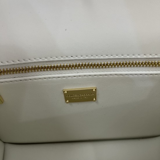 530 [Dolce Gabbana] Model number: 5515 Top original list ➰Delicious handmade, imported cowhide bag body with pure handmade oil edges on top, embellished with standing effect quilted DG log Fashion trend, favorite of many celebrities, crossbody, overseas p