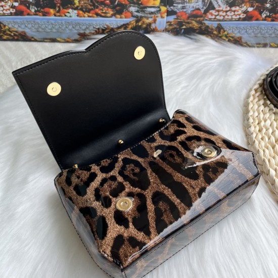 600 [Dolce Gabbana] Model number: 9112 Patent leather leopard print Original ➰Delicate handmade Use imported cowhide bag body with pure handmade oil edges on top, embellished with standing effect quilted DG log Fashion trend, favorite of many celebrities,