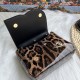 600 [Dolce Gabbana] Model number: 9112 Patent leather leopard print Original ➰Delicate handmade Use imported cowhide bag body with pure handmade oil edges on top, embellished with standing effect quilted DG log Fashion trend, favorite of many celebrities,