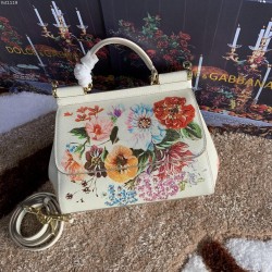 480 [Dolce Gabbana] The same crossbody bag as a celebrity, crossbody, mirror, overseas purchasing special products, fashionable and aura, brand new bag style, any combination can be as long as there is a fashionable heart, you can keep it clearly, when an