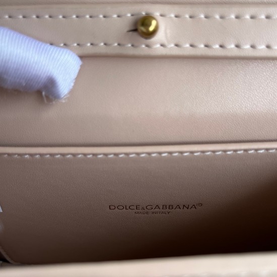 530 [Dolce Gabbana] Chain hand-held crossbody bag model number: 6613 original list ➰Delicious handmade Imported cowhide leather with original hardware bag body with pure handmade oil on top of the top of many celebrities' favorites. Crossbody can be purch