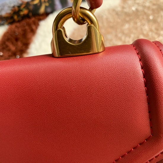 530 [Dolce Gabbana] Chain hand-held crossbody bag model number: 6613 original list ➰Delicious handmade Imported cowhide leather with original hardware bag body with pure handmade oil on top of the top of many celebrities' favorites. Crossbody can be purch