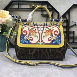 480 [Dolce Gabbana] The same crossbody bag as a celebrity, crossbody, mirror, overseas purchasing special products, fashionable and aura, brand new bag style, any combination can be as long as there is a fashionable heart, you can keep it clearly, when an