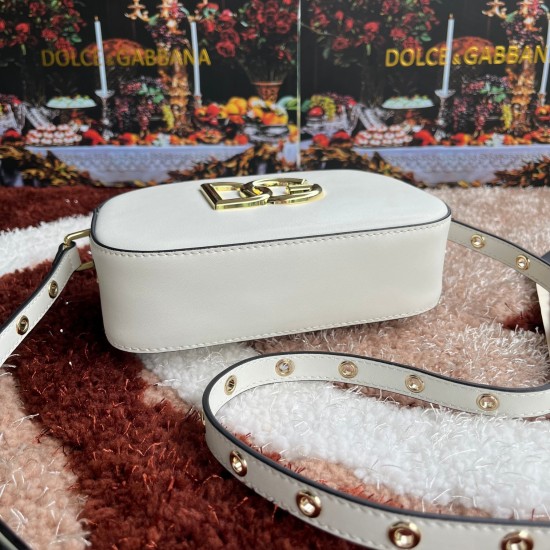 530【Dolce Gabbana】Model number: 3320 Original ➰Semantic delicate handmade imported cowhide, front DG logo, pure handmade oil on the top of the bag, favorite of many celebrities, overseas purchasing special products, fashionable and aura, new bag style, an 530【Dolce Gabbana】Model number: 3320 Original ➰Semantic delicate handmade imported cowhide, front DG logo, pure handmade oil on the top of the bag, favorite of many celebrities, overseas purchasing special products, fashionable and aura, new bag style, an