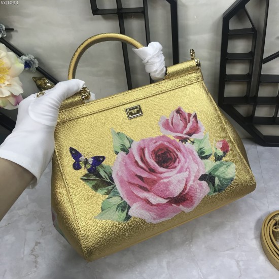 480 [Dolce Gabbana] The same crossbody bag as a celebrity, crossbody, mirror, overseas purchasing special products, fashionable and aura, brand new bag style, any combination can be as long as there is a fashionable heart, you can keep it clearly, when an