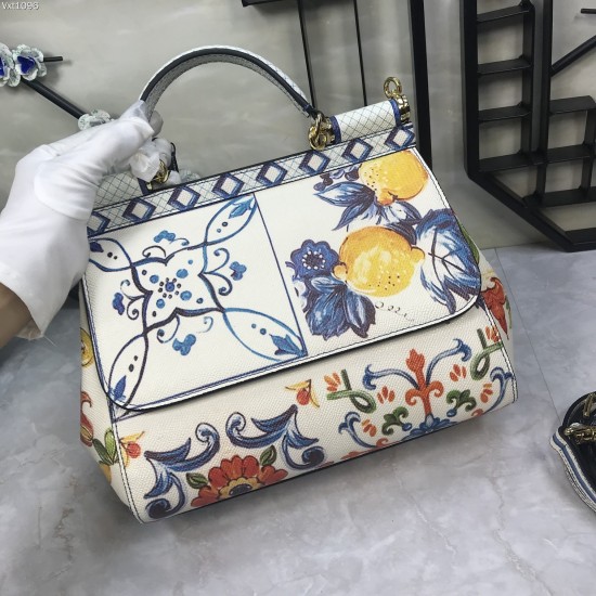 480 [Dolce Gabbana] The same crossbody bag as a celebrity, crossbody, mirror, overseas purchasing special products, fashionable and aura, brand new bag style, any combination can be as long as there is a fashionable heart, you can keep it clearly, when an