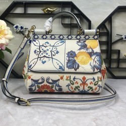 480 [Dolce Gabbana] The same crossbody bag as a celebrity, crossbody, mirror, overseas purchasing special products, fashionable and aura, brand new bag style, any combination can be as long as there is a fashionable heart, you can keep it clearly, when an