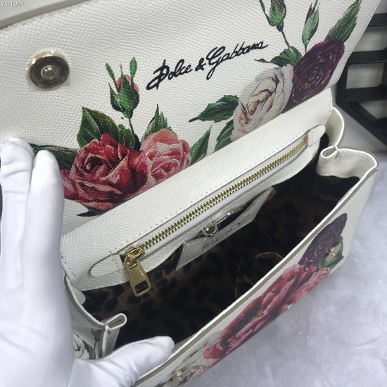 480 [Dolce Gabbana] The same crossbody bag as a celebrity, crossbody, mirror, overseas purchasing special products, fashionable and aura, brand new bag style, any combination can be as long as there is a fashionable heart, you can keep it clearly, when an