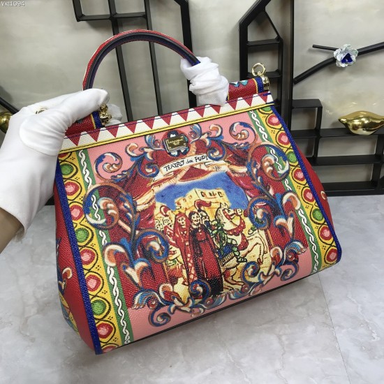 480 [Dolce Gabbana] The same crossbody bag as a celebrity, crossbody, mirror, overseas purchasing special products, fashionable and aura, brand new bag style, any combination can be as long as there is a fashionable heart, you can keep it clearly, when an