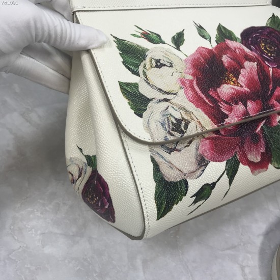 480 [Dolce Gabbana] The same crossbody bag as a celebrity, crossbody, mirror, overseas purchasing special products, fashionable and aura, brand new bag style, any combination can be as long as there is a fashionable heart, you can keep it clearly, when an