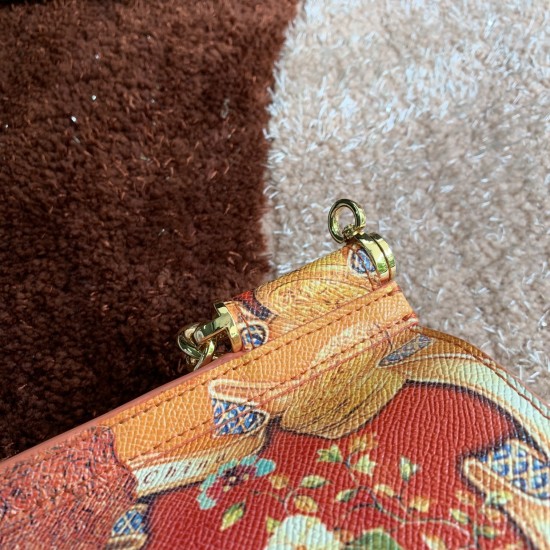 480 [Dolce Gabbana] The same crossbody bag as a celebrity, crossbody, mirror, overseas purchasing special products, fashionable and aura, brand new bag style, any combination can be as long as there is a fashionable heart, you can keep it clearly, when an