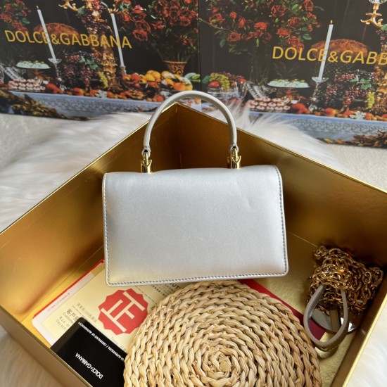 550 【Dolce Gabbana】❤️New.Model number: 9111 original list ➰Delicate and handmade, imported cowhide bag body with pure handmade oil edges on the top, embellished with DG double electroplating sign fashion trend, front flip cover adopts hidden magnetic buck 550 【Dolce Gabbana】❤️New.Model number: 9111 original list ➰Delicate and handmade, imported cowhide bag body with pure handmade oil edges on the top, embellished with DG double electroplating sign fashion trend, front flip cover adopts hidden magnetic buck