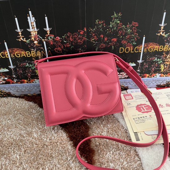 530 [Dolce Gabbana] Model number: 5515 Top original list ➰Delicious handmade, imported cowhide bag body with pure handmade oil edges on top, embellished with standing effect quilted DG log Fashion trend, favorite of many celebrities, crossbody, overseas p