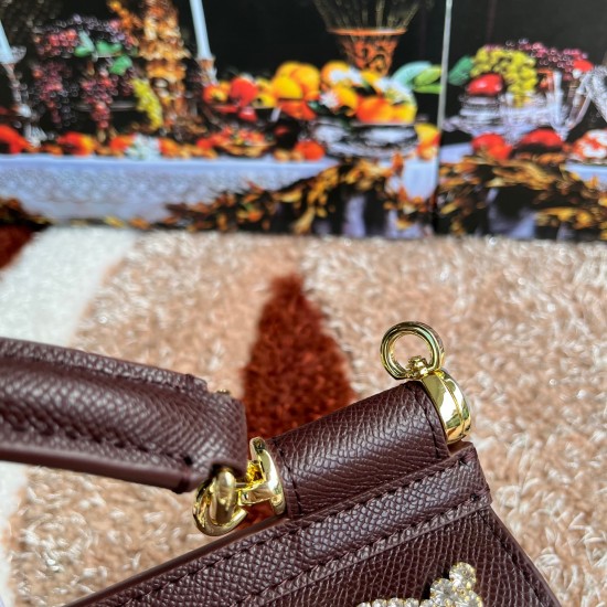 P550 model number: 4133 palm print high-end product [Dolce Gabbana] Another platinum bag in the fashion industry ➰Delicate handmade classic model solid color versatile. Favorite of many celebrities. Crossbody can be used with mirrors. Special products for