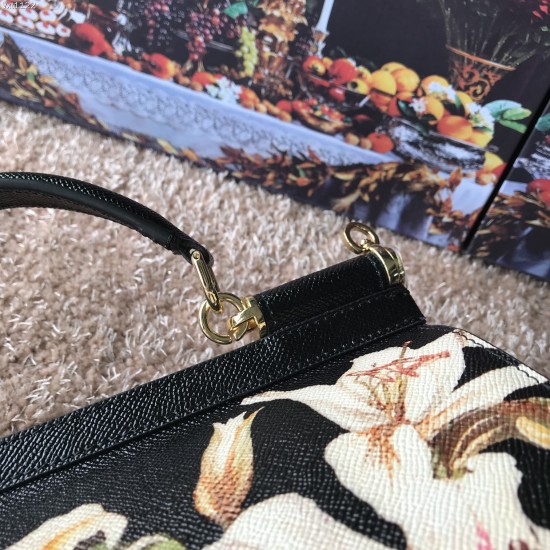480 [Dolce Gabbana] The same crossbody bag as a celebrity, crossbody, mirror, overseas purchasing special products, fashionable and aura, brand new bag style, any combination can be as long as there is a fashionable heart, you can keep it clearly, when an