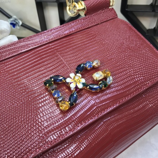 470 Small [Dolce Gabbana] Colorful Diamond Lizard Pattern Crossbody Bag Original Single Perfect Bag Shape Imported Top-Level Lizard Pattern Cowhide, Customized Vacuum High Electroplating Hardware All-match Bag Shape Hand-Off Crossbody is suitable for any 