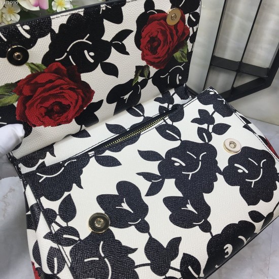480 [Dolce Gabbana] The same crossbody bag as a celebrity, crossbody, mirror, overseas purchasing special products, fashionable and aura, brand new bag style, any combination can be as long as there is a fashionable heart, you can keep it clearly, when an
