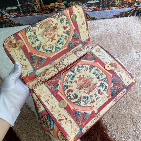 480 [Dolce Gabbana] The same crossbody bag as a celebrity, crossbody, mirror, overseas purchasing special products, fashionable and aura, brand new bag style, any combination can be as long as there is a fashionable heart, you can keep it clearly, when an
