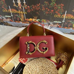 570 【Dolce Gabbana】❤️New.Model number: 9111 original list ➰Delicate and handmade, imported cowhide bag body with pure handmade oil edges on the top, embellished with DG double electroplating sign fashion trend, front flip cover adopts hidden magnetic buck