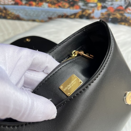570 [Dolce Gabbana] Model number: 9112 Original order ➰Delicate handmade, imported cowhide bag body with pure handmade oil edges on top, embellished with standing effect quilted DG log Fashion trend, favorite of many celebrities, crossbody, overseas purch