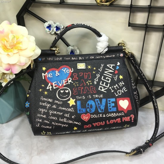 480 [Dolce Gabbana] The same crossbody bag as a celebrity, crossbody, mirror, overseas purchasing special products, fashionable and aura, brand new bag style, any combination can be as long as there is a fashionable heart, you can keep it clearly, when an