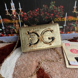 600 【Dolce Gabbana】Top original list ➰Delicate handmade series crossbody bags, imported raw materials, resin bottom plated with real gold DG logo on the front, the flip cover is hidden magnetic buckle, fixed electroplated ruthenium chain decoration, pure 