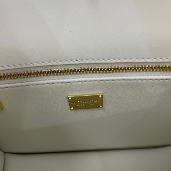 530 [Dolce Gabbana] Model number: 5515 Top original list ➰Delicious handmade, imported cowhide bag body with pure handmade oil edges on top, embellished with standing effect quilted DG log Fashion trend, favorite of many celebrities, crossbody, overseas p