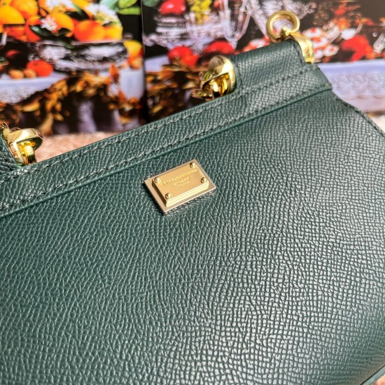 P550 model number: 4133 palm print high-end product [Dolce Gabbana] Another platinum bag in the fashion industry ➰Delicate handmade classic model solid color versatile. Favorite of many celebrities. Crossbody can be used with mirrors. Special products for