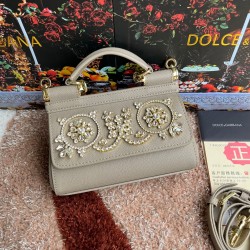 P550 model number: 4133 palm print high-end product [Dolce Gabbana] Another platinum bag in the fashion industry ➰Delicate handmade classic model solid color versatile. Favorite of many celebrities. Crossbody can be used with mirrors. Special products for