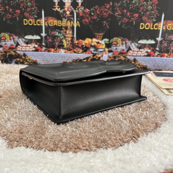 530 [Dolce Gabbana] Model number: 5515 Top original list ➰Delicious handmade, imported cowhide bag body with pure handmade oil edges on top, embellished with standing effect quilted DG log Fashion trend, favorite of many celebrities, crossbody, overseas p