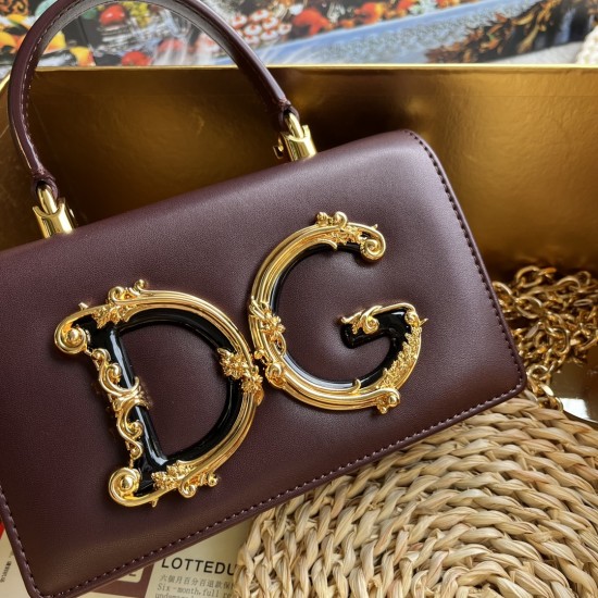 550 【Dolce Gabbana】❤️New.Model number: 9111 original list ➰Delicate and handmade, imported cowhide bag body with pure handmade oil edges on the top, embellished with DG double electroplating sign fashion trend, front flip cover adopts hidden magnetic buck 550 【Dolce Gabbana】❤️New.Model number: 9111 original list ➰Delicate and handmade, imported cowhide bag body with pure handmade oil edges on the top, embellished with DG double electroplating sign fashion trend, front flip cover adopts hidden magnetic buck