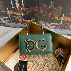 570 【Dolce Gabbana】❤️New.Model number: 9111 original list ➰Delicate and handmade, imported cowhide bag body with pure handmade oil edges on the top, embellished with DG double electroplating sign fashion trend, front flip cover adopts hidden magnetic buck