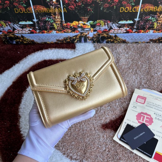 530 original DolceGabbana overseas purchasing special product model number 5512,️Double crossbody clutch bag is mainly simple and fashionable, using imported cowhide raw materials. Butterfly gold-plated DG logo inlaid pearl front flip with hidden magnetic 530 original DolceGabbana overseas purchasing special product model number 5512,️Double crossbody clutch bag is mainly simple and fashionable, using imported cowhide raw materials. Butterfly gold-plated DG logo inlaid pearl front flip with hidden magnetic