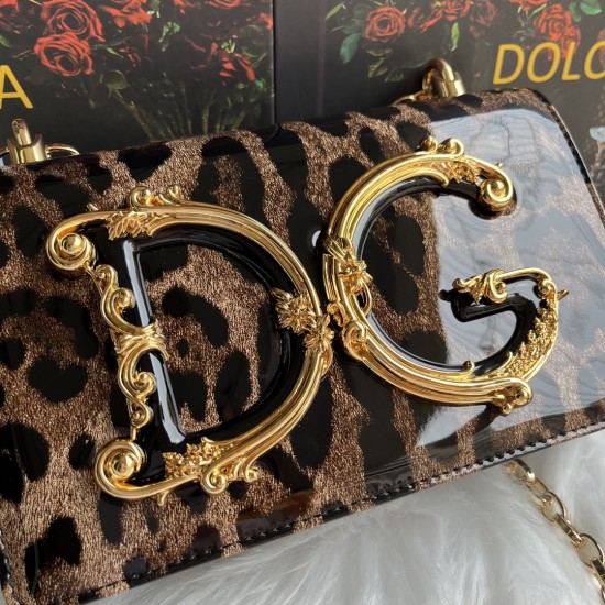 630 [Dolce Gabbana] Model number: 4153 patent leather leopard print, original single ➰Delicate handmade series crossbody bags, imported raw materials, front embellishment of resin bottom, real gold-plated DG logo, front flip cover adopts hidden magnetic b