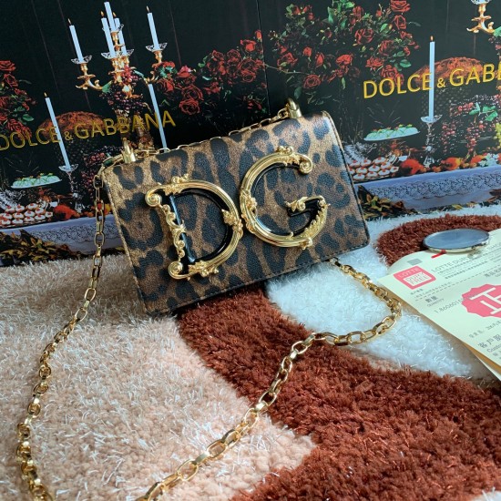 600 【Dolce Gabbana】Top original list ➰Delicate handmade series crossbody bags, imported raw materials, front embellishment, resin bottom plated true gold DG logo, front flip cover adopts hidden magnetic buckle opening and closing, fixed electroplated ruth 600 【Dolce Gabbana】Top original list ➰Delicate handmade series crossbody bags, imported raw materials, front embellishment, resin bottom plated true gold DG logo, front flip cover adopts hidden magnetic buckle opening and closing, fixed electroplated ruth